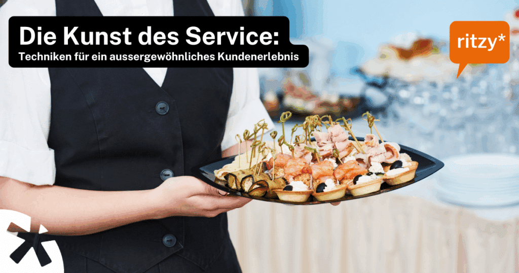 Servicemitarbeiter hält ein Tablett mit kunstvoll angerichteten Häppchen, darunter Lachs, Käse und dekorative Spiesse. Hintergrund zeigt Gläser und Buffet. Text auf dem Bild: ‚Die Kunst des Service: Techniken für ein aussergewöhnliches Kundenerlebnis‘, Logo ritzy*.