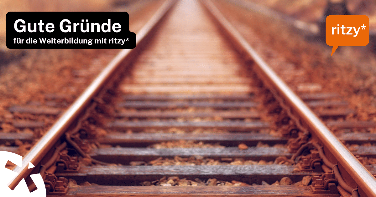 Nahaufnahme von Eisenbahnschienen, die sich in die Ferne erstrecken, mit warmen Brauntönen und unscharfem Hintergrund. Text auf dem Bild: ‚Gute Gründe für die Weiterbildung mit ritzy*‘, Logo ritzy*